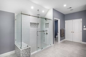 tranquil-owners-bathroom-in-ashburn-3